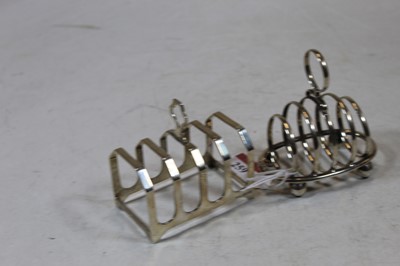 Lot 259 - A George V silver four division toast rack of...