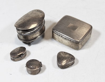 Lot 336 - A George V silver snuff box, of hinged...