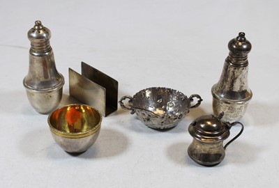 Lot 344 - A small collection of miscellaneous items, to...