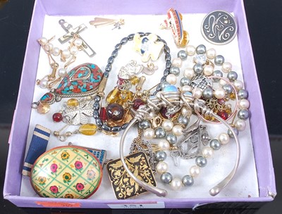 Lot 351 - Assorted costume jewellery, to include faux...