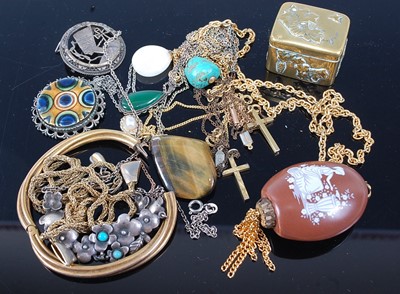 Lot 353 - Assorted costume jewellery, to include gilt...