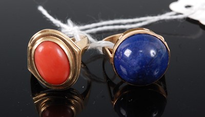 Lot 369 - A 9ct gold and coral set dress ring, 4.5g,...