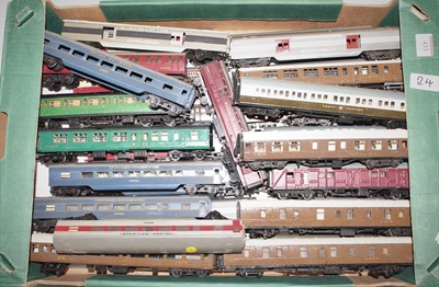 Lot 433 - 33 various 00 gauge and H0 scale factory built,...