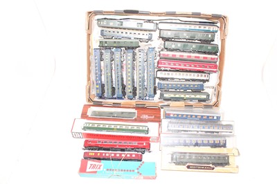 Lot 437 - 25 various boxed and loose H0 scale, mainly...