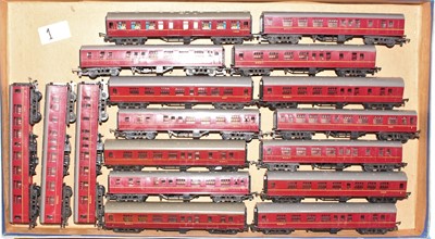 Lot 446 - 16 various loose Triang TT coaches all maroon...