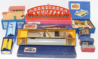 Lot 557 - Tray containing Hornby-Dublo accessories: 5015...