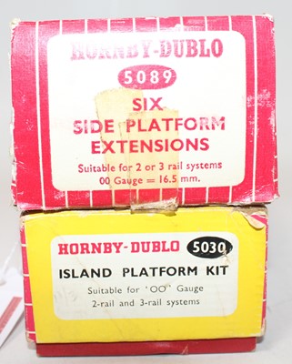 Lot 570 - 5030 Hornby-Dublo island platform kit (M-BE)...