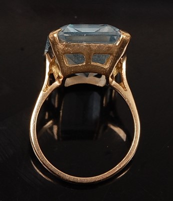 Lot 2577 - A 9ct yellow gold synthetic spinel dress ring,...