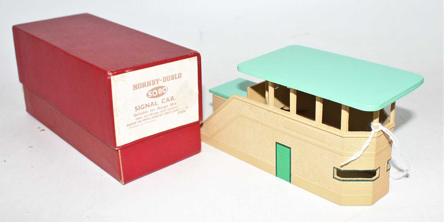 Lot 327 - Hornby Dublo 5080 Signal Cabin, green roof,...