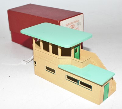 Lot 327 - Hornby Dublo 5080 Signal Cabin, green roof,...