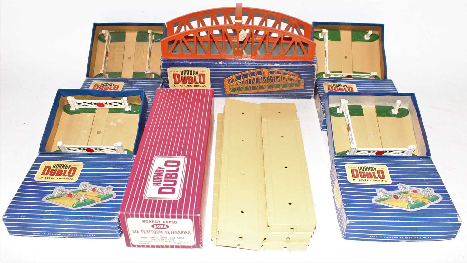 Lot 328 - Tray of Hornby Dublo accessories, to include...