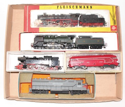 Lot 512 - Five various boxed and loose H0 scale European...
