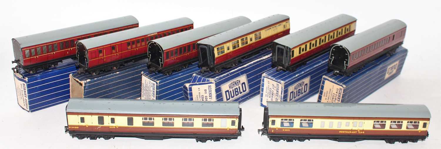 Lot 340 - 8 assorted Hornby Dublo tinplate coaches (All...
