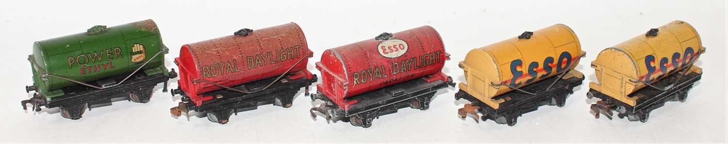 Lot 348 - 5 Hornby Dublo tank wagons, to include 2x Buff...