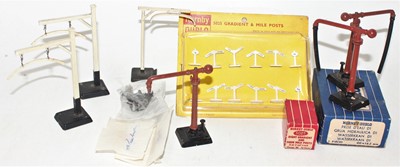 Lot 367 - Hornby Dublo accessories, including 2 packs of...