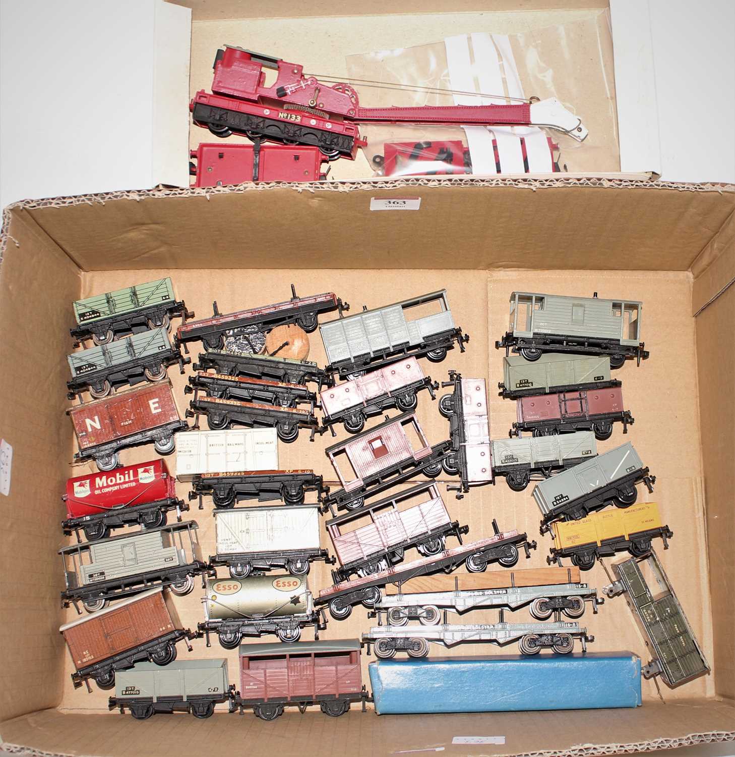 Lot 363 - Approx. 30 unboxed Hornby Dublo mainly plastic...