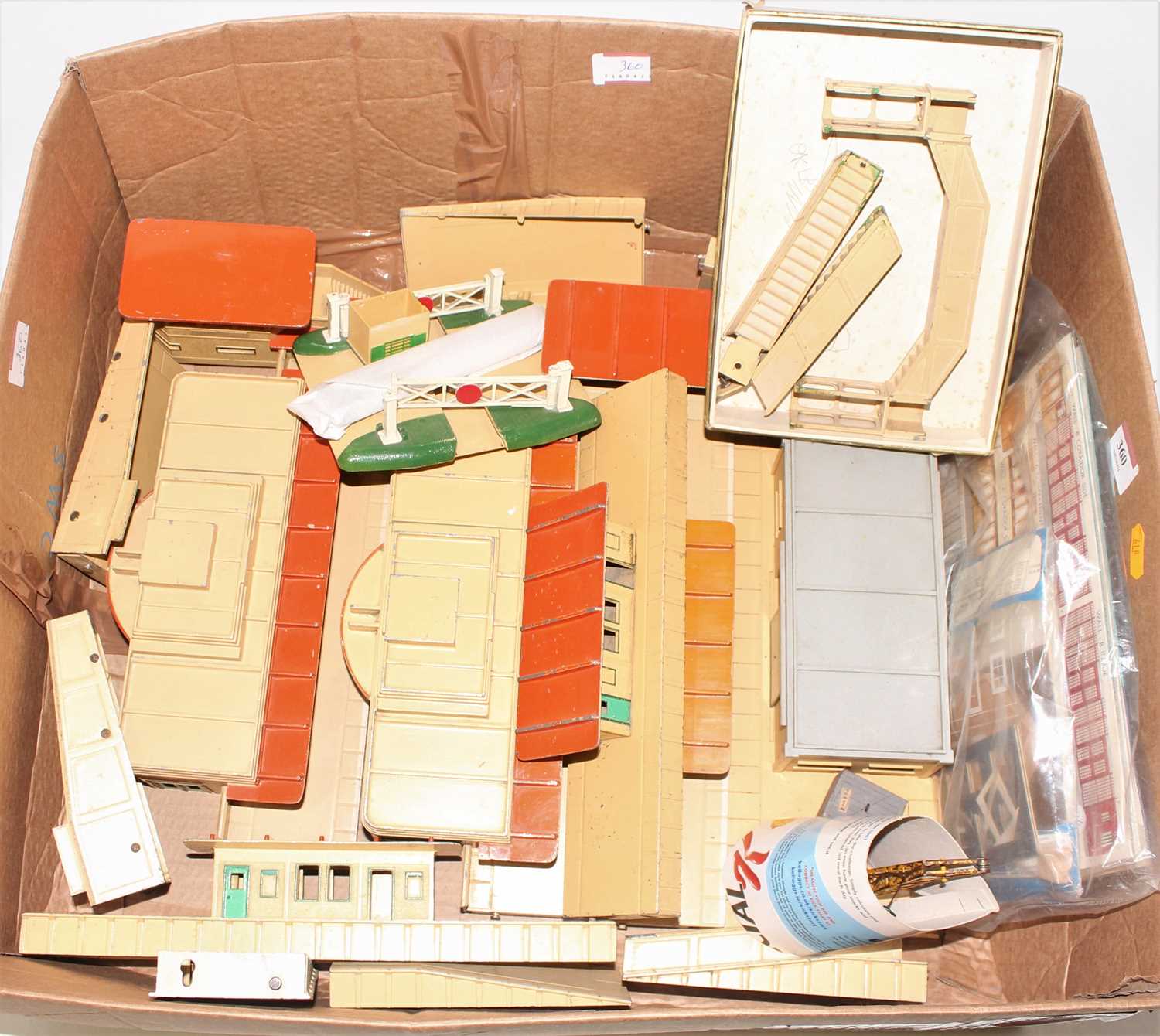 Lot 360 - Large tray of Hornby Dublo D1 Buildings, 3...