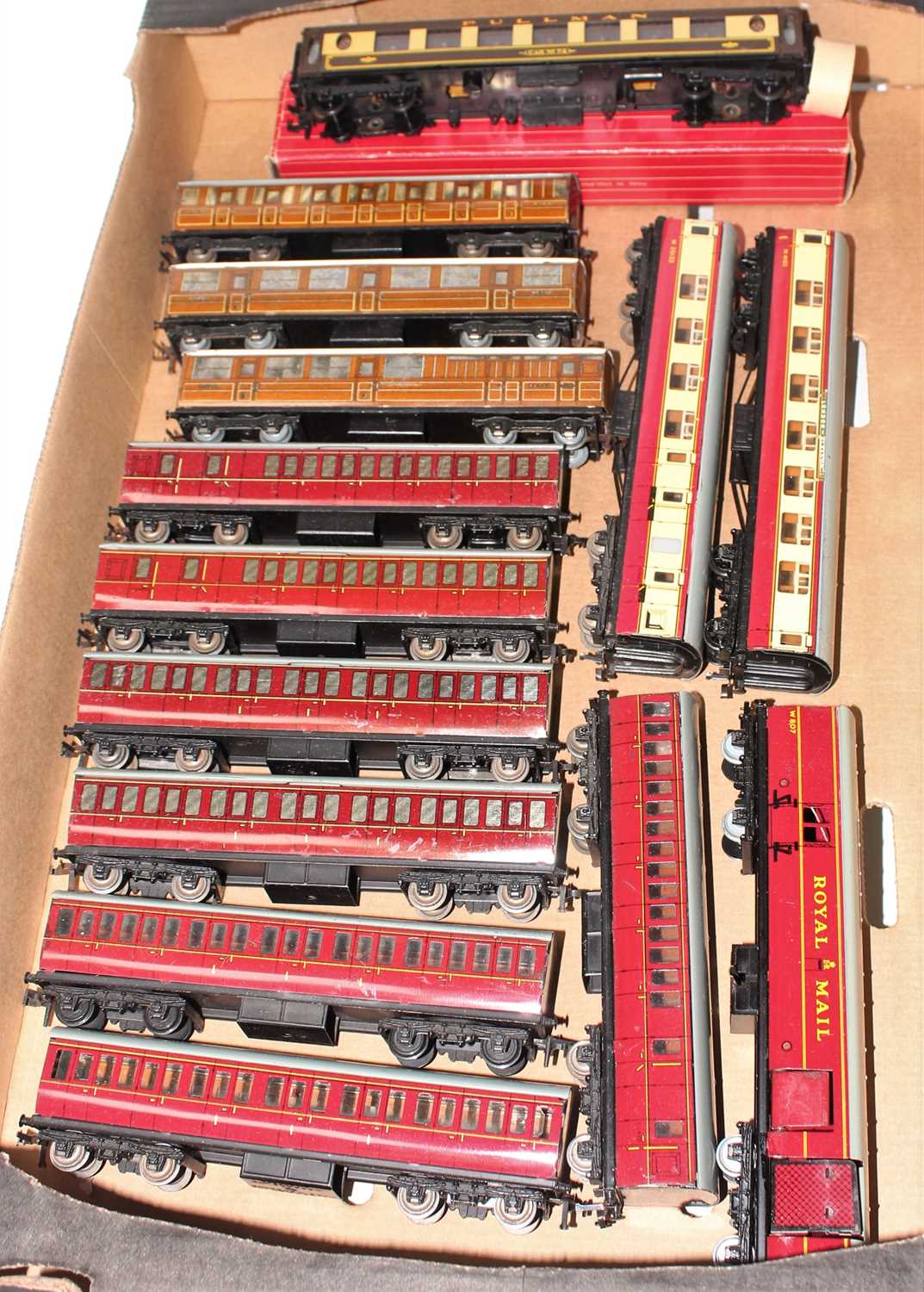 Lot 359 - Tray of Hornby Dublo coaches, all tinplate...