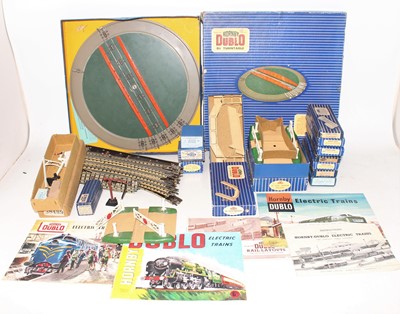 Lot 394 - Hornby Dublo Items including D1 Turntable...