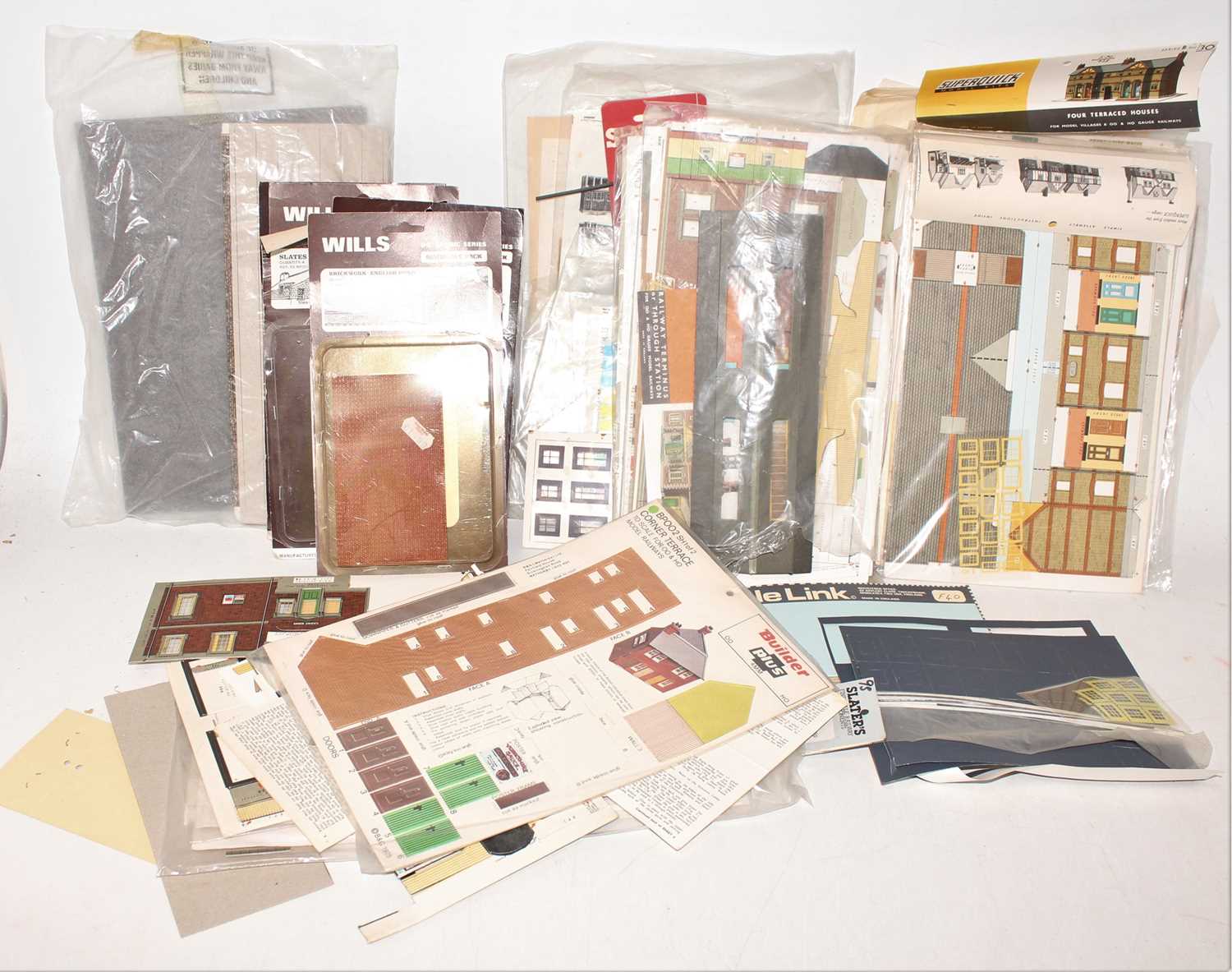 Lot 371 - Tray of 00 Gauge buildings and scenic kits by...