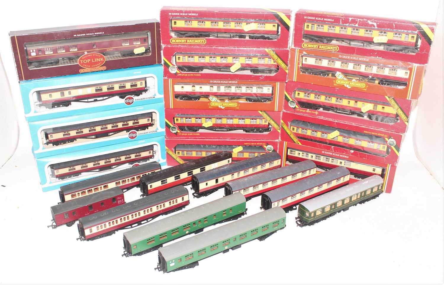 Lot 386 - Large tray of mainly maroon and cream Hornby...