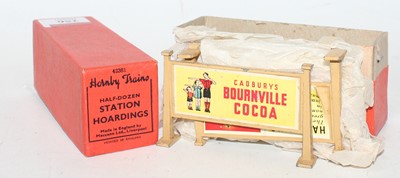 Lot 256 - Hornby Post war box of 6 cream coloured...
