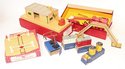 Lot 635 - Small tray of Hornby Dublo accessories,...