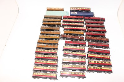 Lot 641 - Forty Hornby Dublo tinplate coaches, all in...