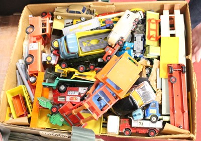 Lot 81 - A box of assorted loose and playworn mainly...
