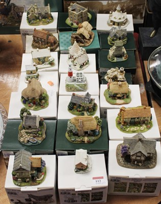 Lot 112 - A collection of 21 assorted Lilliput Lane...
