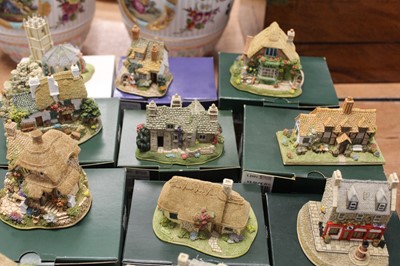 Lot 121 - A collection of 18 boxed Lilliput Lane cottage...