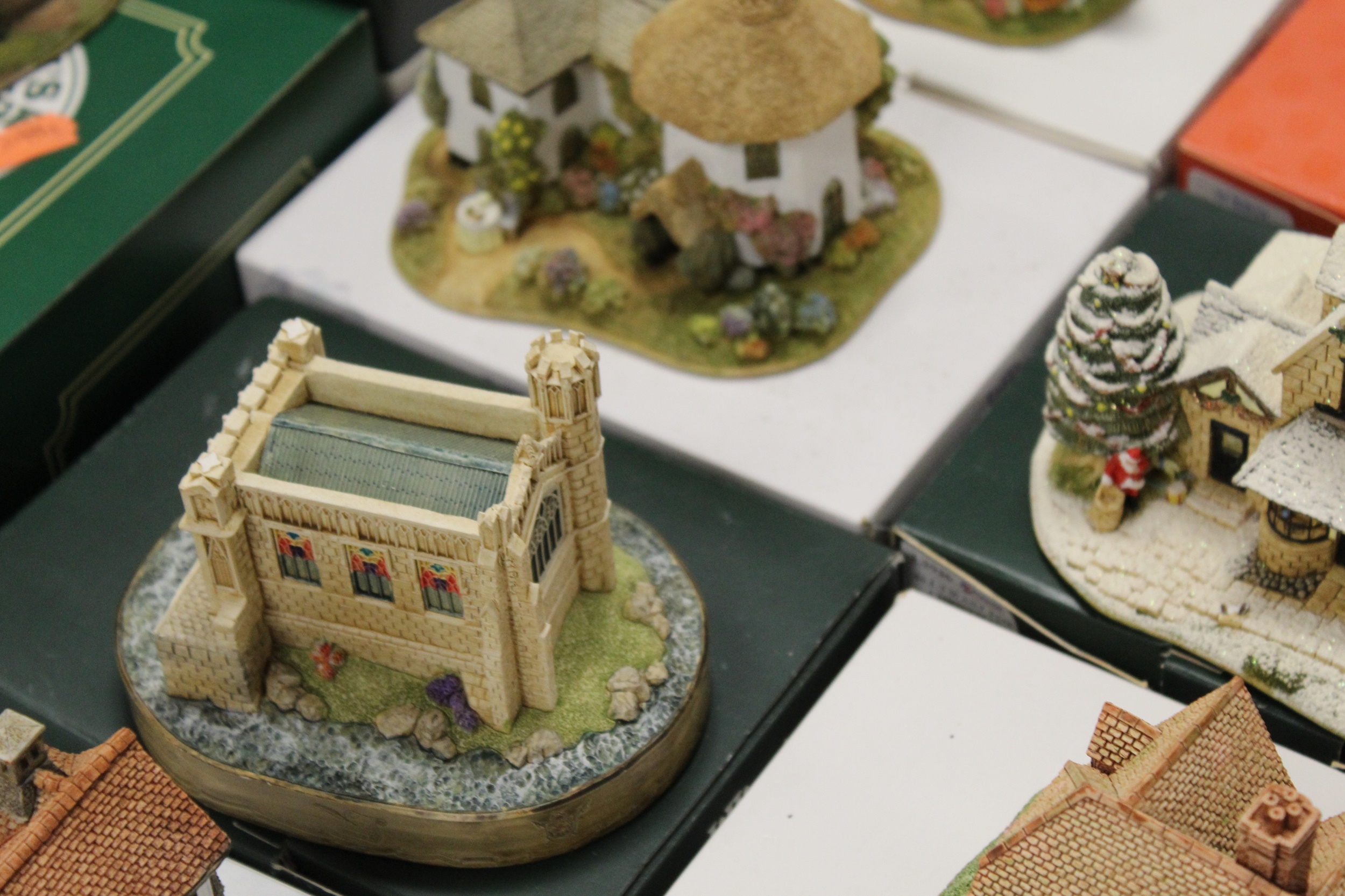 Lot 169 - A collection of 18 boxed Lilliput Lane