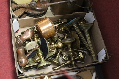 Lot 173 - Three boxes of miscellaneous metalware, to...