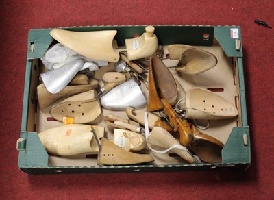 Lot 176 - A box of assorted shoe-lasts
