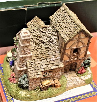 Lot 136 - A collection of 11 boxed Lilliput Lane cottage...