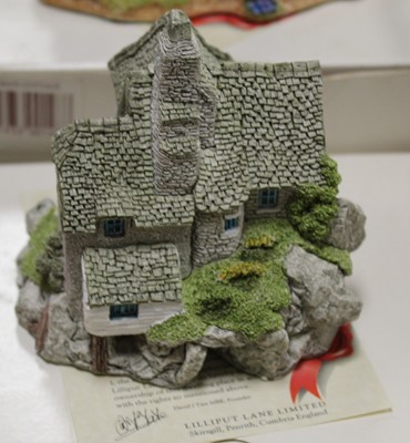 Lot 136 - A collection of 11 boxed Lilliput Lane cottage...