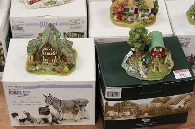 Lot 163 - A collection of 16 Lilliput Lane boxed cottage...