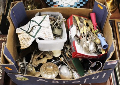 Lot 295 - A box of miscellaneous items, to include loose...