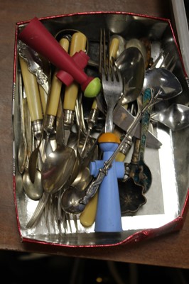 Lot 295 - A box of miscellaneous items, to include loose...
