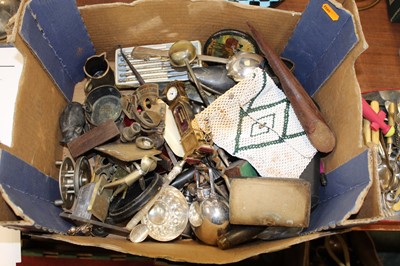 Lot 295 - A box of miscellaneous items, to include loose...