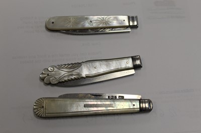 Lot 333 - A Victorian pocket knife, having a folding...