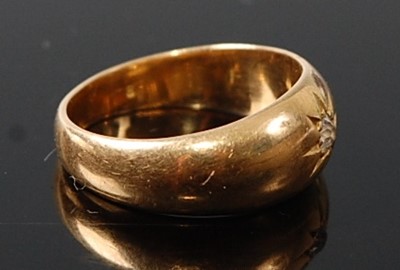 Lot 2610 - An 18ct yellow gold diamond single stone ring,...