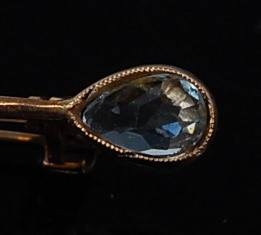 Lot 2620 - A yellow metal aquamarine bar brooch,...
