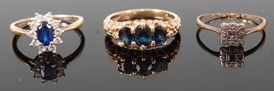 Lot 394 - A yellow metal and sapphire set three stone...