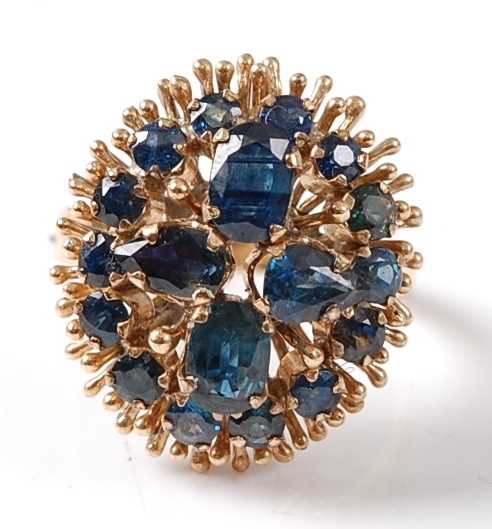 Lot 2665 - A yellow metal sapphire oval cluster ring...
