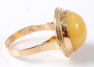 Lot 2736 - A yellow metal amber dress ring, featuring a...
