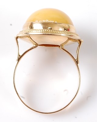 Lot 2736 - A yellow metal amber dress ring, featuring a...