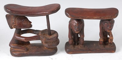 Lot 85 - * A headrest, carved as a kneeling figure with...
