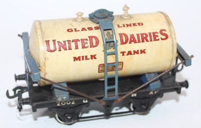 Lot 143 - 1939-41 Hornby United Dairies milk tank wagon,...