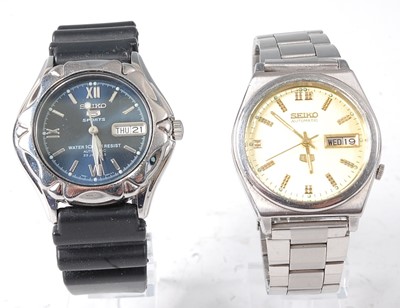 Lot 2747 - A gent's steel cased Seiko 5 automatic wrist...